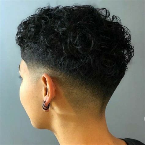 low fade em v cacheado curto